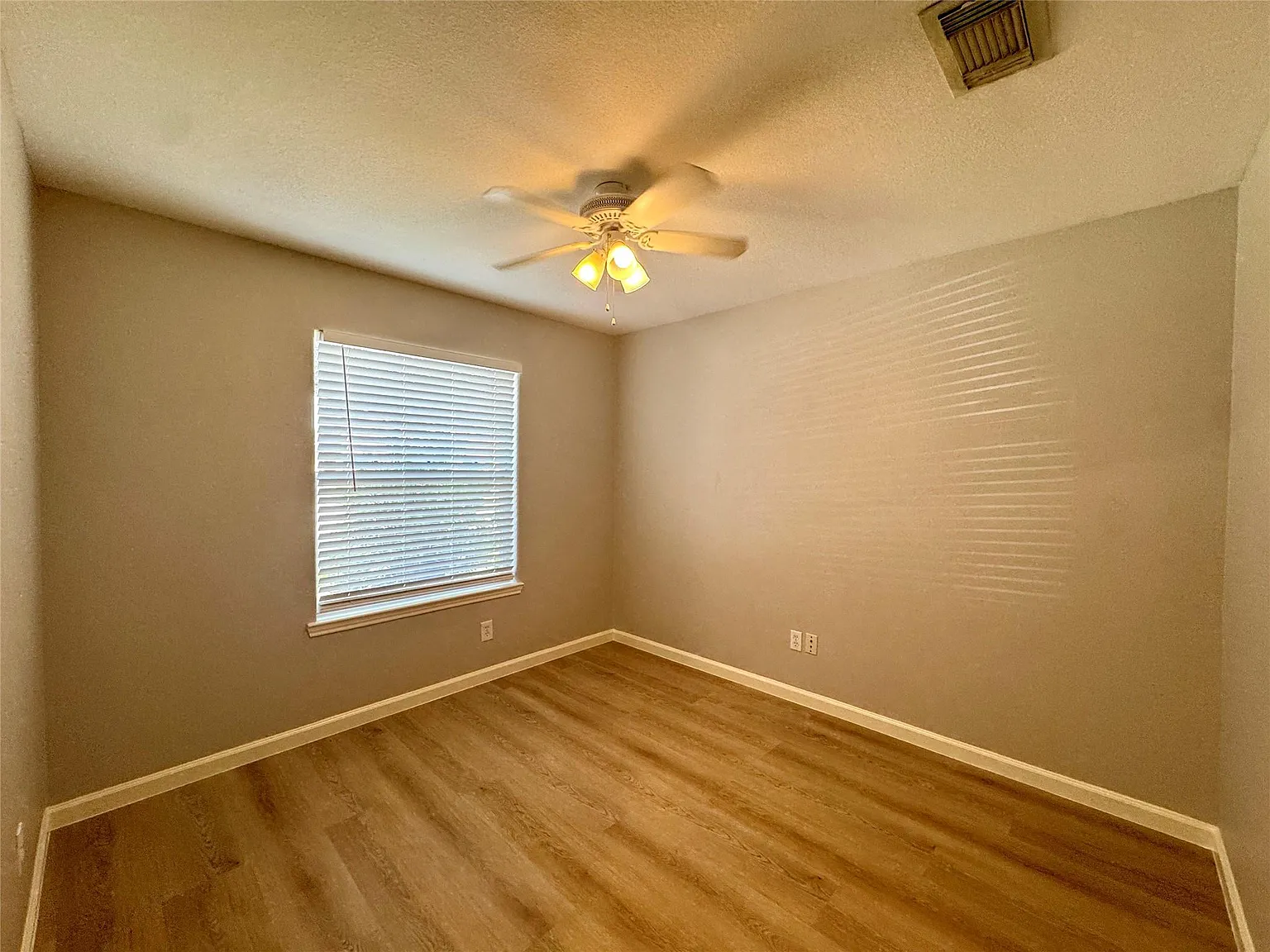 3 bed, 2.0 bath, 1890 sqft, $1,950 — Photo 3