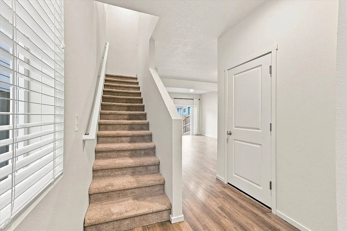 3 bed, 2.5 bath, 1644 sqft, $2,400 — Photo 2