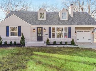 7482 Village Dr, Prairie Village, KS 66208