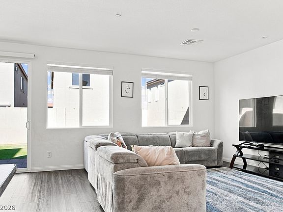 5th image of 869 Pointe Arbor St