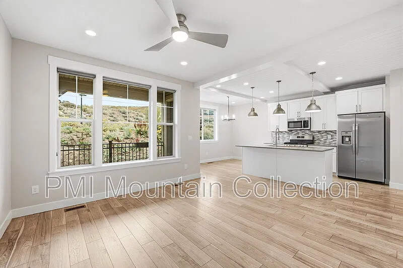 4 bed, 3.5 bath, 2202 sqft, $3,600 — Photo 2