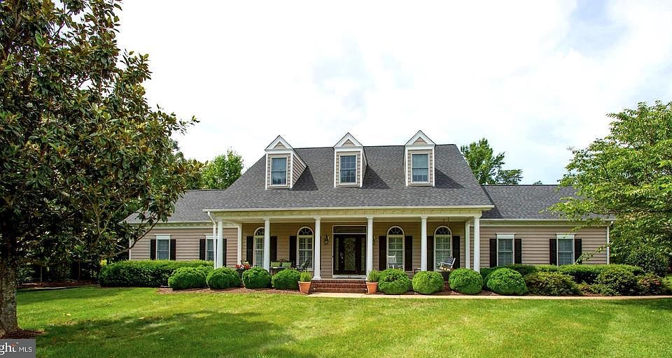 Elegant entrance w/ classic columns