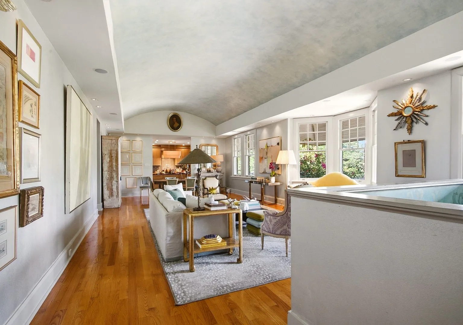 Elegant living in 3 beds, 2.5 baths. Steps to St. Charles! — Photo 2