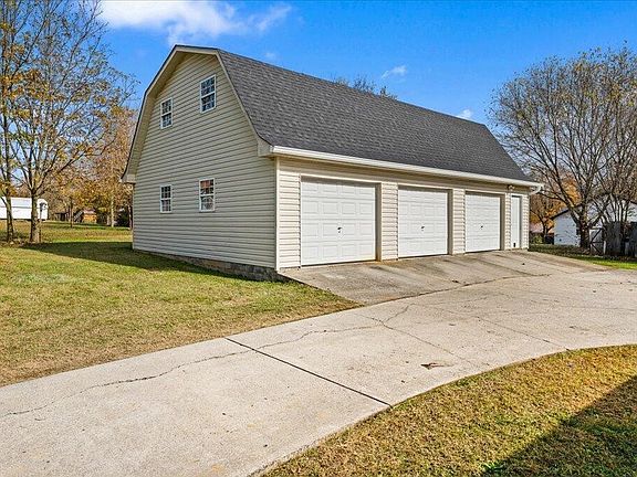 3rd image of 326 Greenwood Cir
