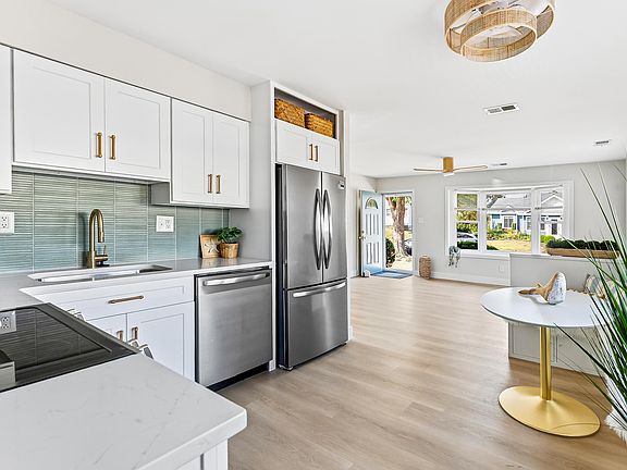 4th image of 80 Beachhurst Dr N
