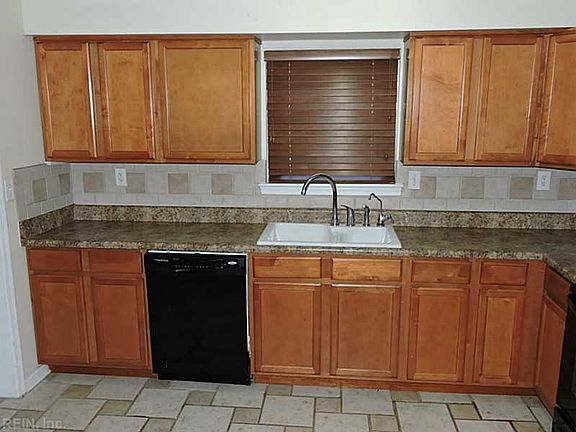 3rd image of 1016 Banyan Dr
