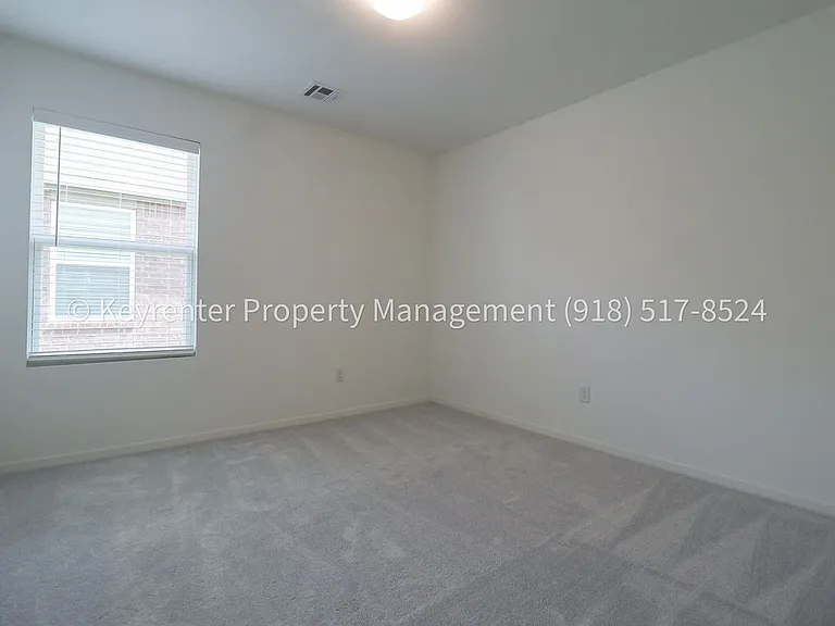 2908 S Redwood Ave — Photo 28