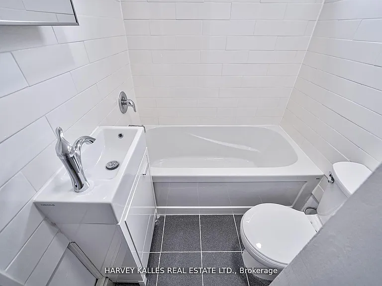 1046 Bathurst St #2 — Photo 17