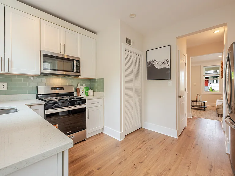1742 L St NE — Photo 12