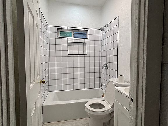 5th image of 1523 W 47th St