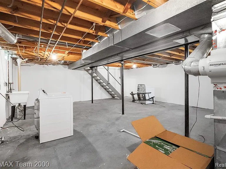 2053 Brookfield St — Photo 31