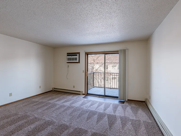 Fargo, ND Carlton Place Apartments | Living