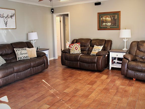 2nd image of 3115 Le Oaks Dr
