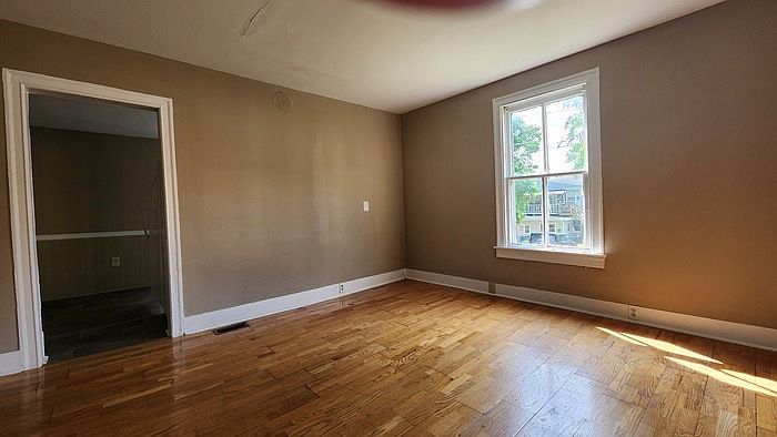 2nd image of 1004 Earnest St