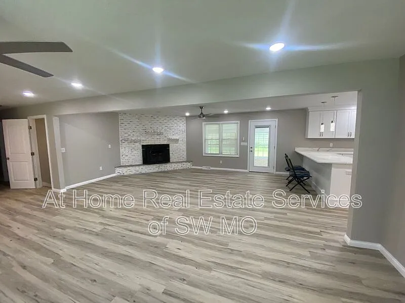 3 bed, 3.0 bath, 3500 sqft, $2,500 — Photo 3