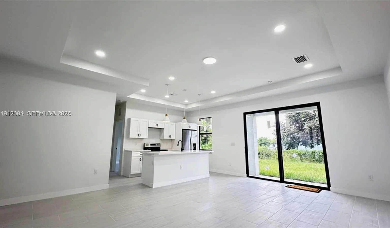 3 bed, 2.0 bath, 1606 sqft, $2,100 — Photo 3