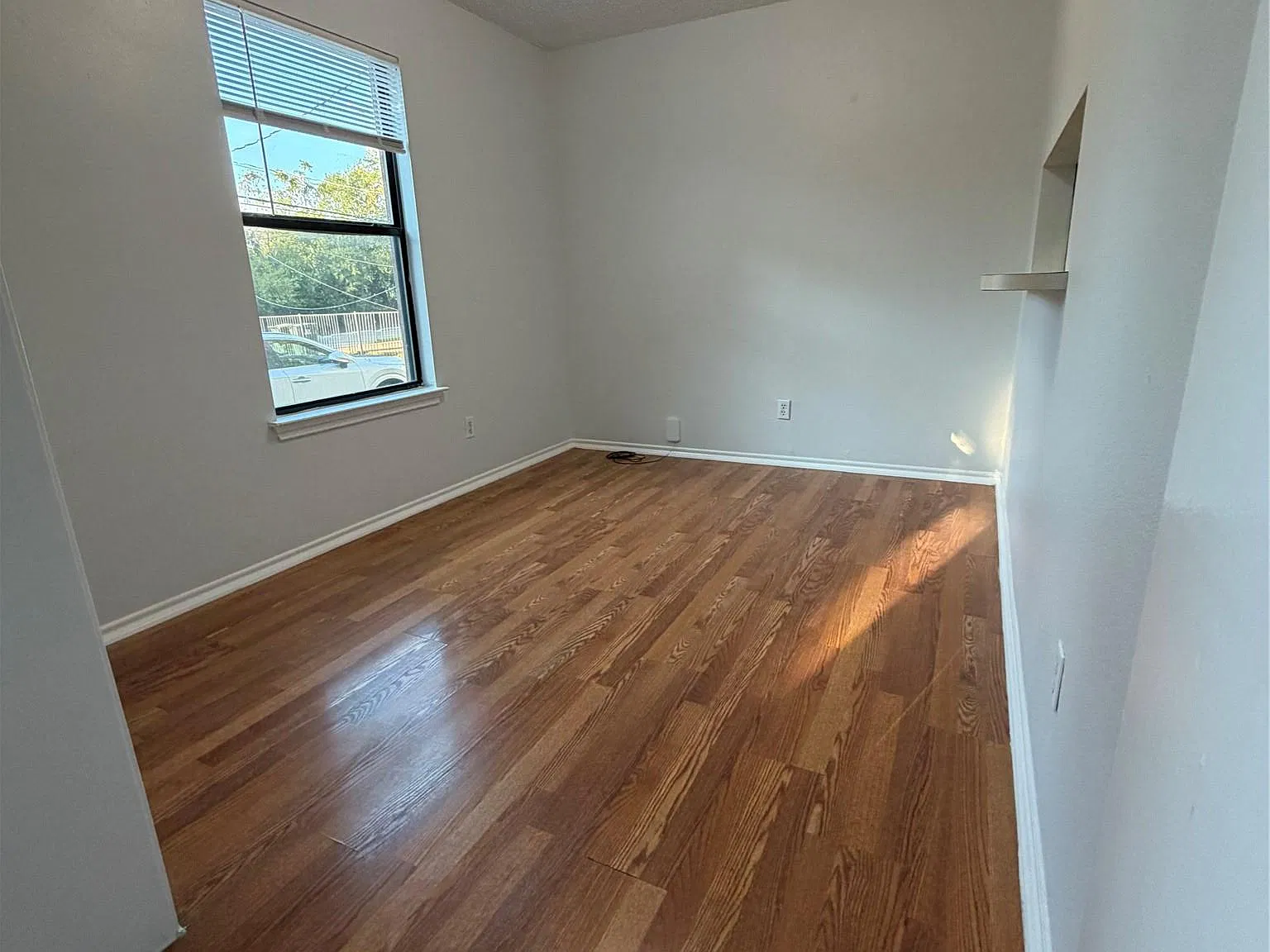 2 bed, 1.0 bath, 827 sqft, $1,100 — Photo 4
