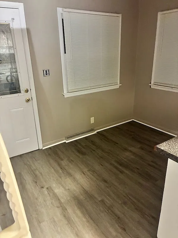 3 bed, 1.5 bath, 1300 sqft, $1,200 — Photo 3