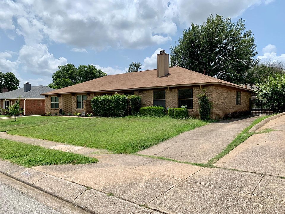 Front View of house and driveway