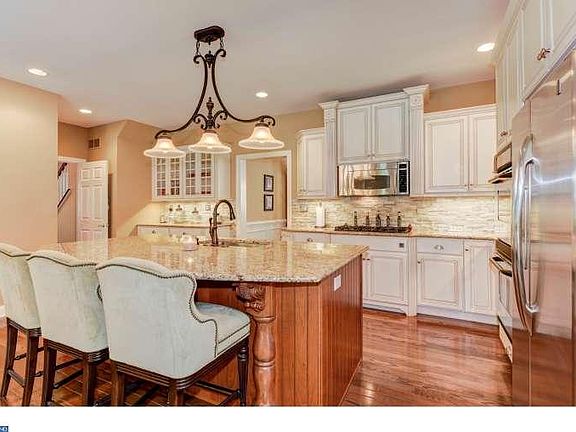 5th image of 1063 Logan Ln