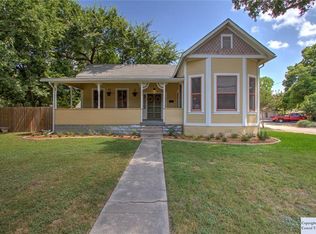 526 E College St, Seguin, TX 78155
