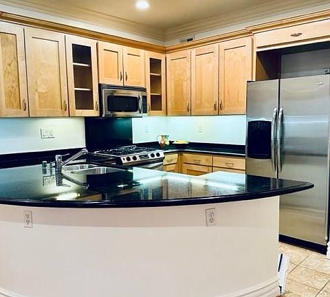 5th image of 1658 Camden Ave APT 102
