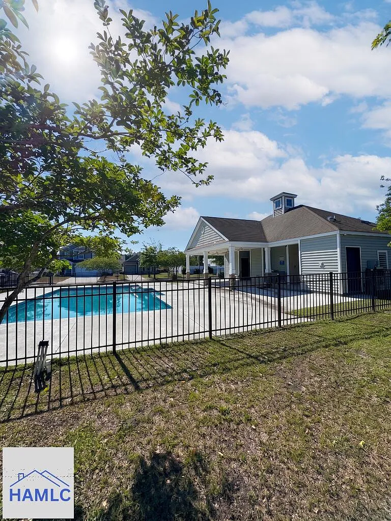 3 bed, 2.5 bath, 1810 sqft, $1,890 — Photo 2