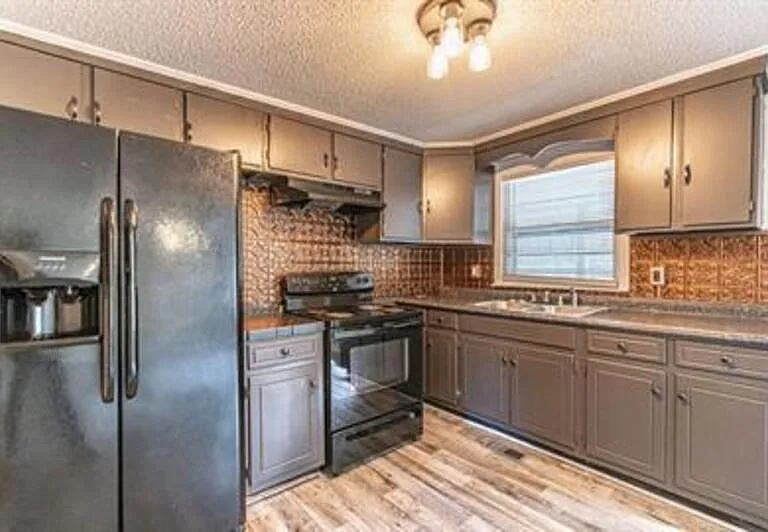 885 S Stephens St — Photo 27