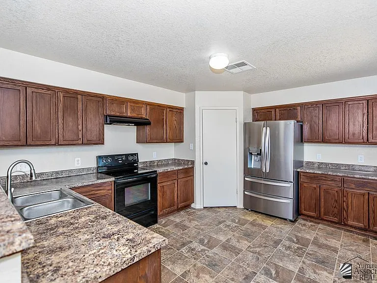 1287 S Fresno Ave — Photo 5