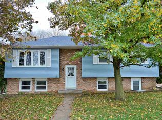 1055 Utica Ridge Ct, Bettendorf, IA 52722