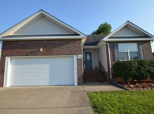 370 Woodtrace Dr, Clarksville, TN