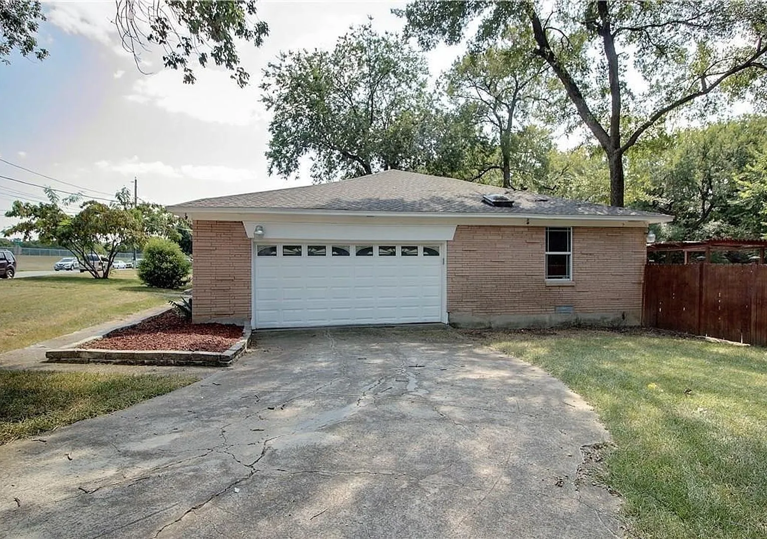 Welcome to this charming 3-bedroom, 2-bathroom home situated on a spacious lot in a convenient lo... — Photo 1