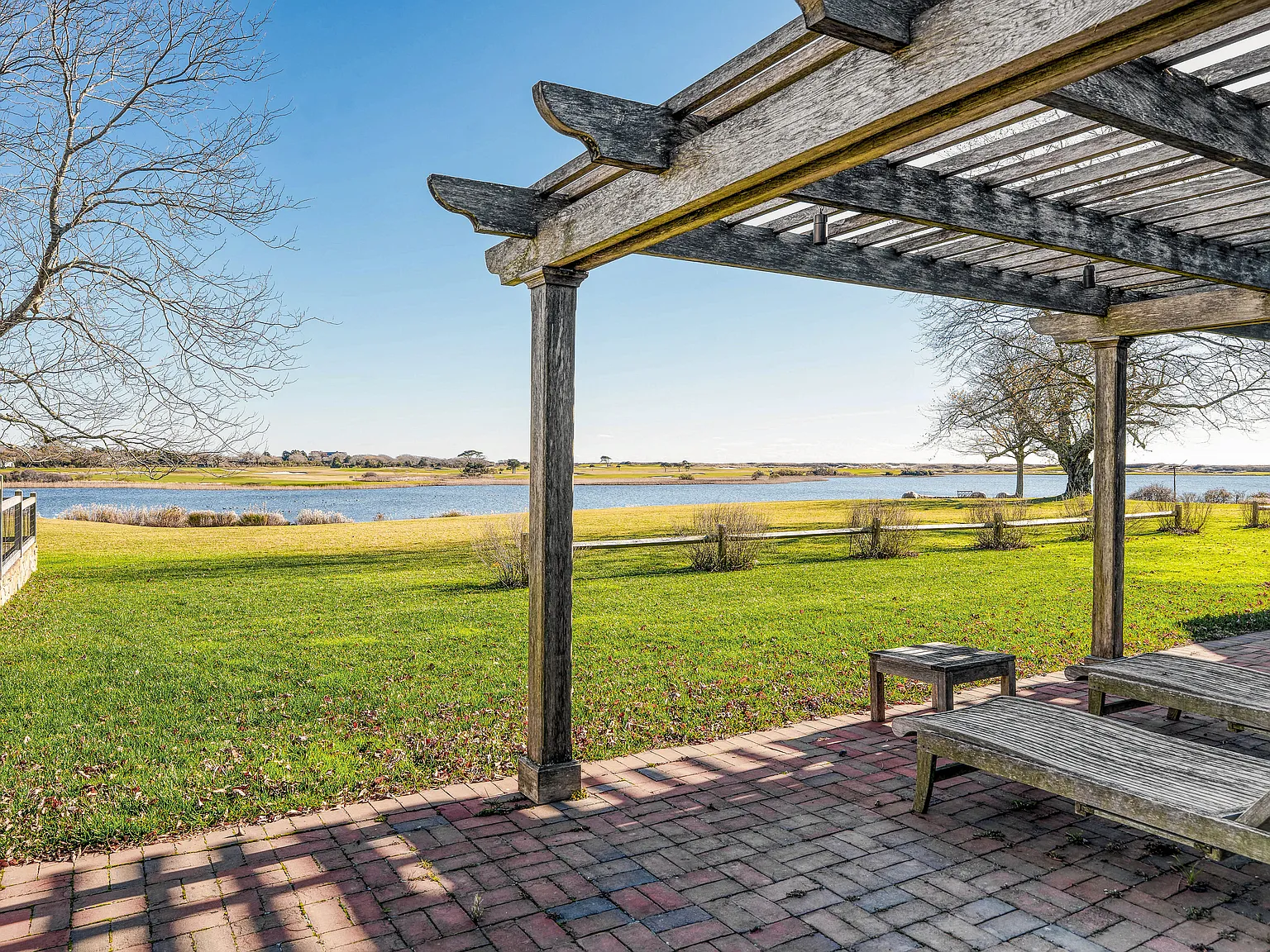 Stunning Waterfront Rental In the Village — Photo 3