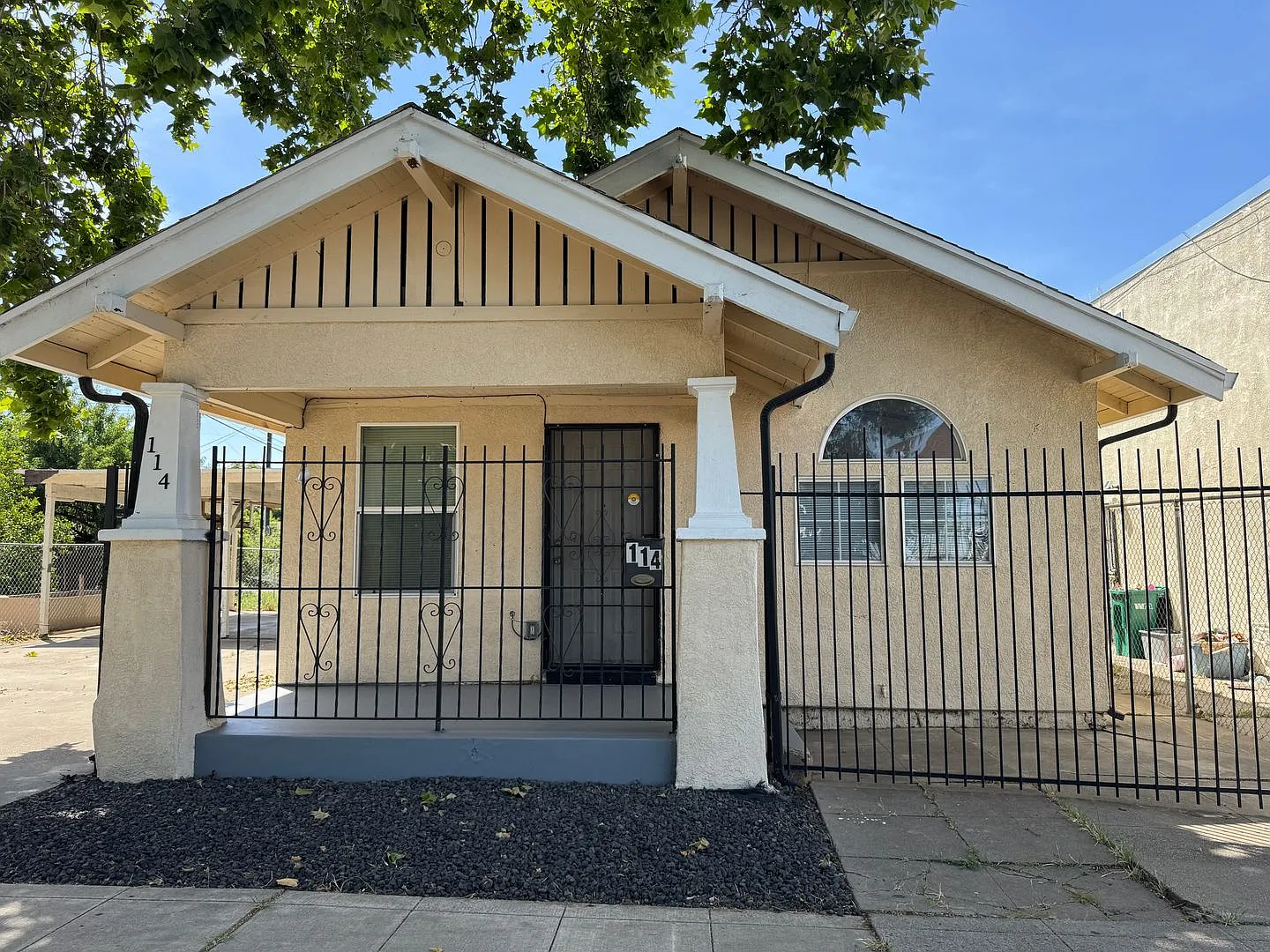 Cute 2 Bedroom, 1 Bathroom Cottage — Photo 1