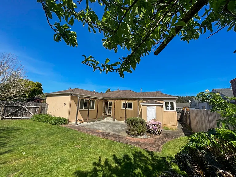 2245 Baldwin St — Photo 2