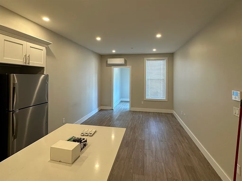 2 bed, 1.0 bath, 824 sqft, $3,000 — Photo 4