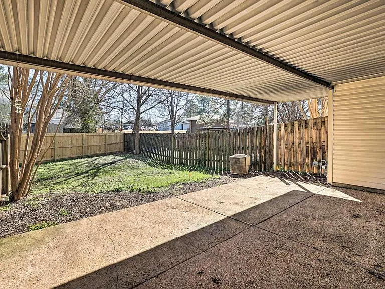 1073 Fairfax Dr — Photo 22