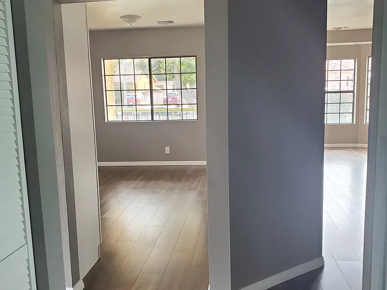 902 N Pass Ave — Photo 11
