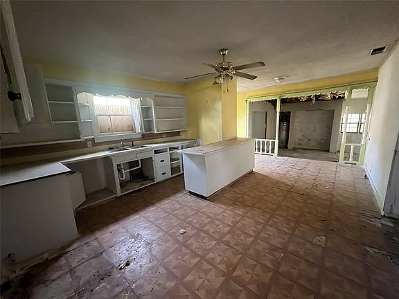 4th image of 738 Houston St