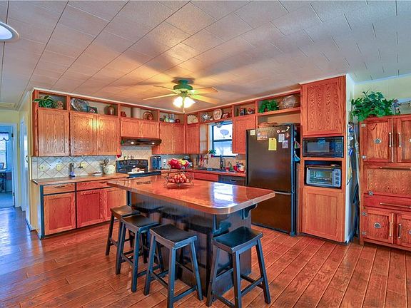 4th image of 913 Crest Circle Dr