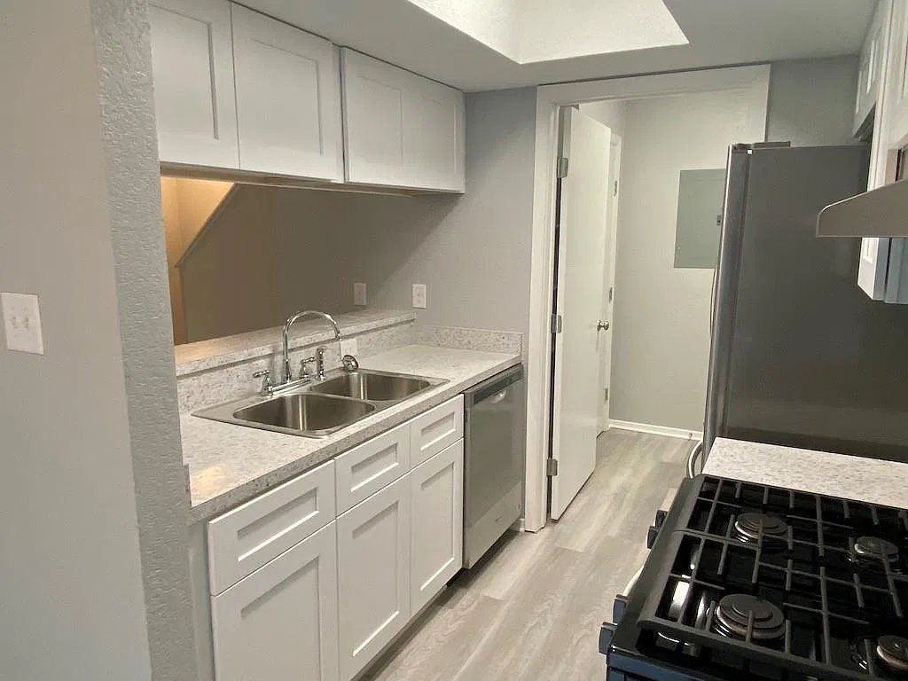 2 bed, 1.5 bath, 979 sqft, $1,475 — Photo 4