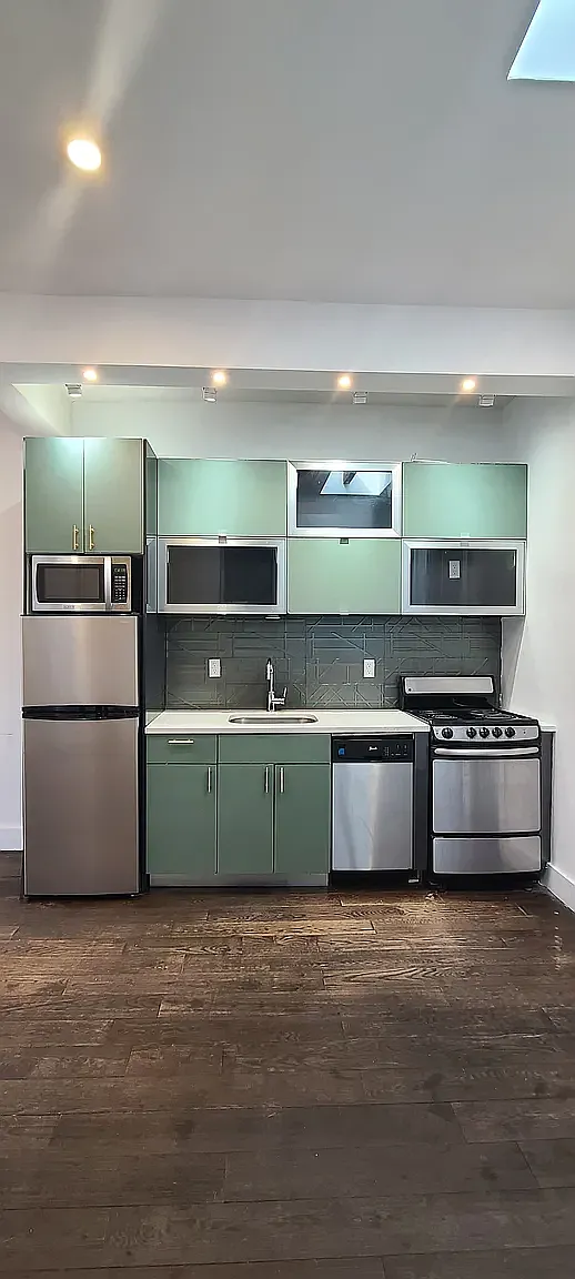 548 Howard Avenue — Photo 4