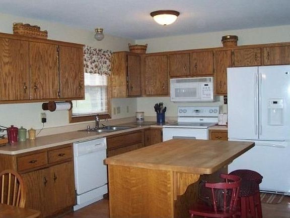 3rd image of 980 Bartlett Dr
