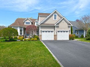 64 Wake Robin Ln, Riverhead, NY 11901