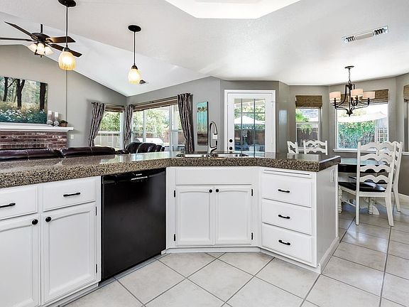 4th image of 1451 Oak Grove Dr