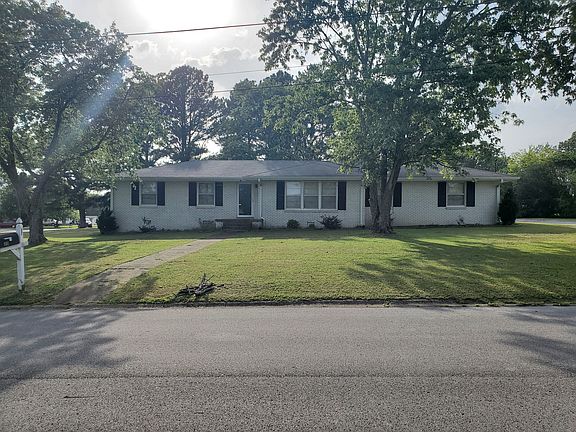 3rd image of 901 Fairmont Dr