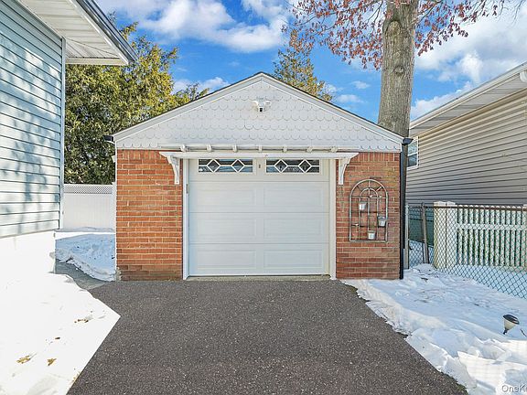 4th image of 2009 Newbridge Road