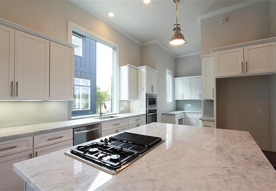 1st image of 1030 W 18th St