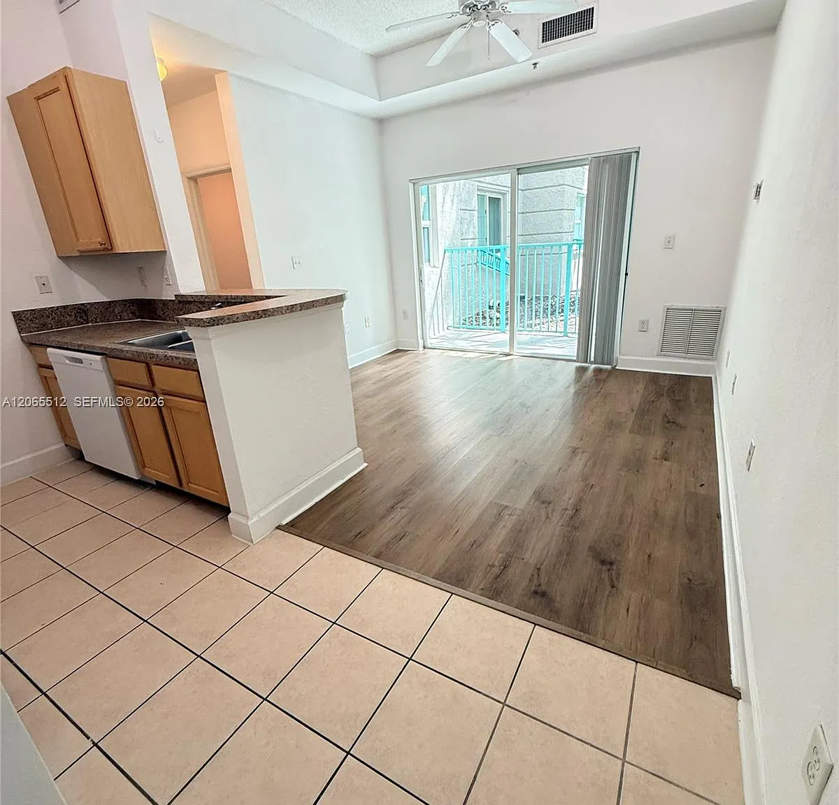 Valencia Condo — Photo 4