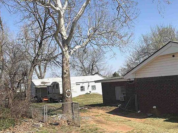 4th image of 16391 Shelby St